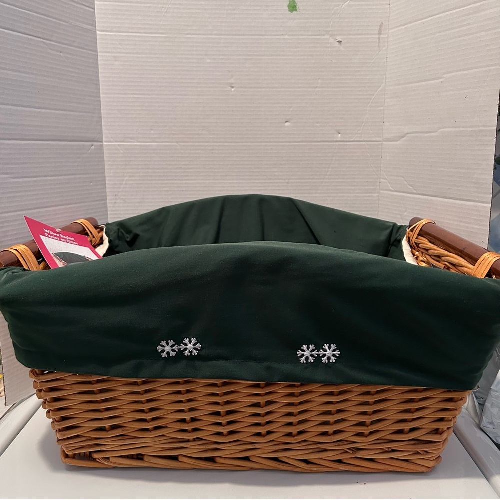 Extra large willow basket with liner